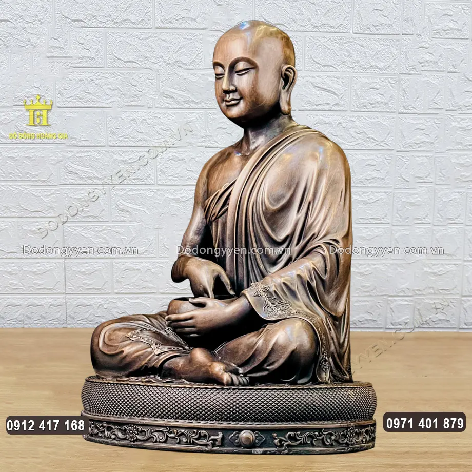 Gương mặt tr&ograve;n đầy ph&uacute;c hậu của Ng&agrave;i được chạm khắc sắc n&eacute;t, tinh tế